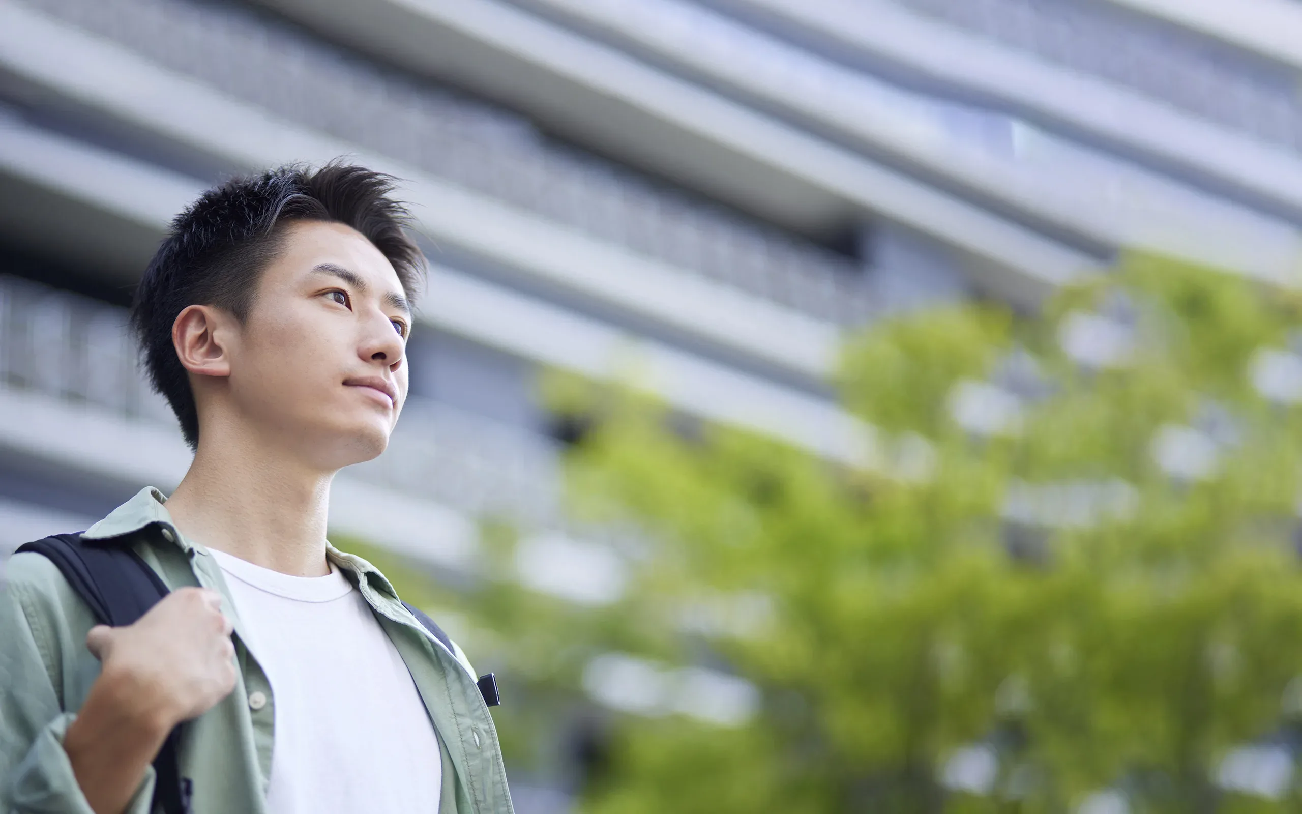 Photo d'un jeune homme japonais regardant au loin.