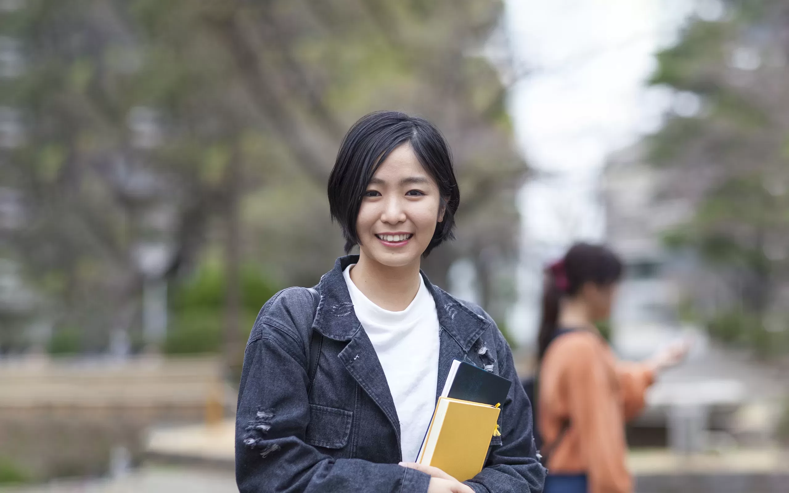 手に本を持つ日本人学生の肖像